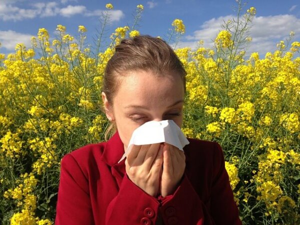 аллергия-насморк-девушка-цветы